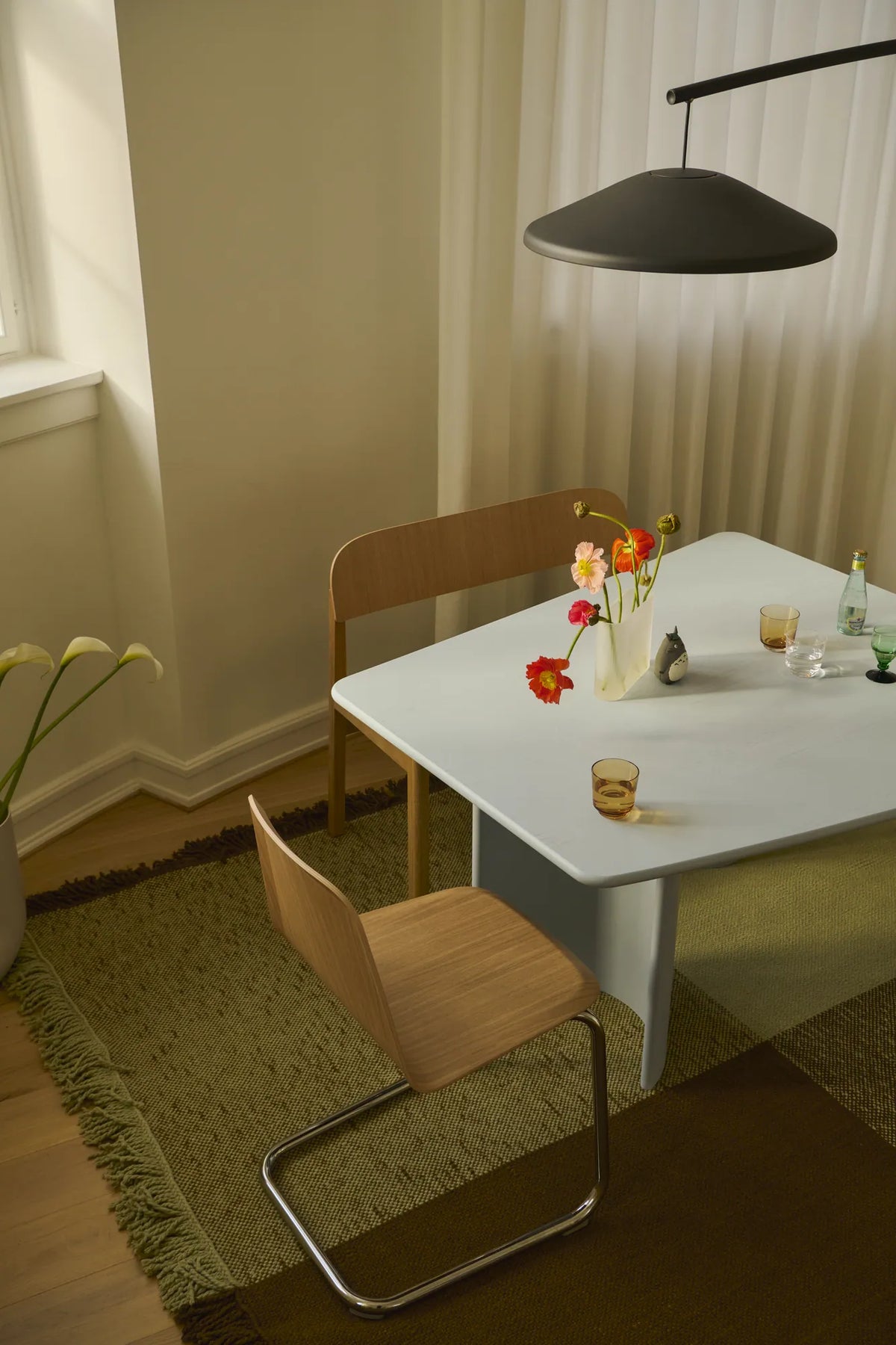 Muuto Contra gulvlampe. Anthracite Black
