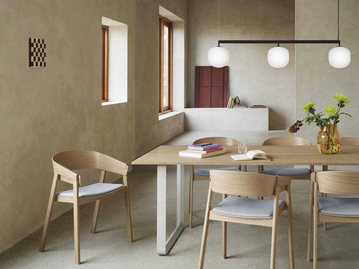 Muuto Cover Armchair armstol i tre, polstret. Velg tekstil