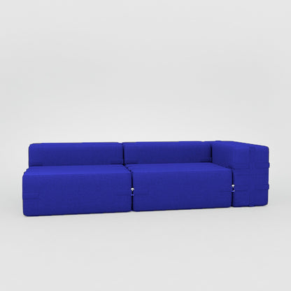 Sofa bygget av blå moduler