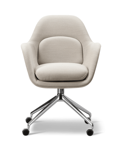 Fredericia Swoon Dining Armchair dreiefot. Velg tekstil
