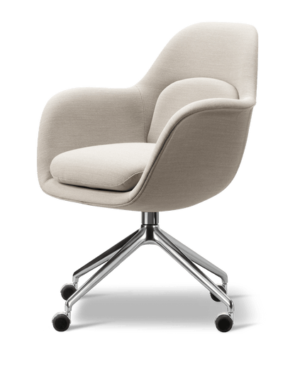 Fredericia Swoon Dining Armchair dreiefot. Velg tekstil