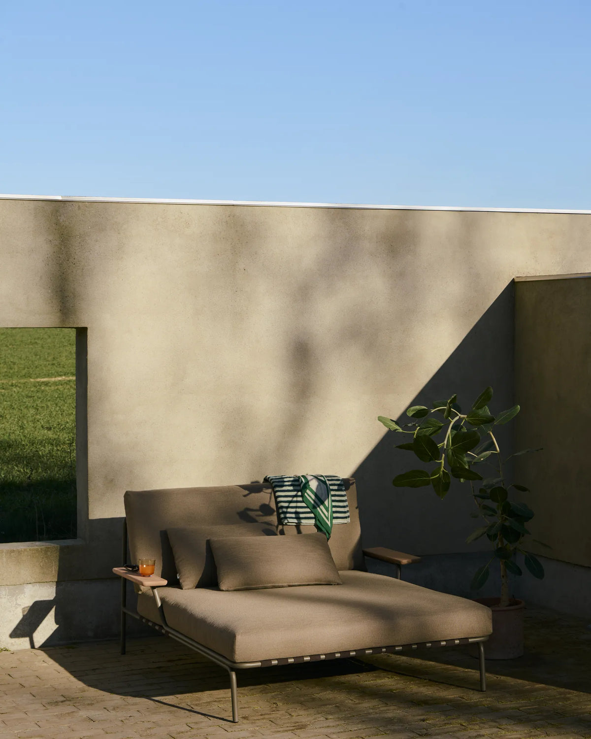Muuto Settle utendørs daybed med armlene. Velg tekstil