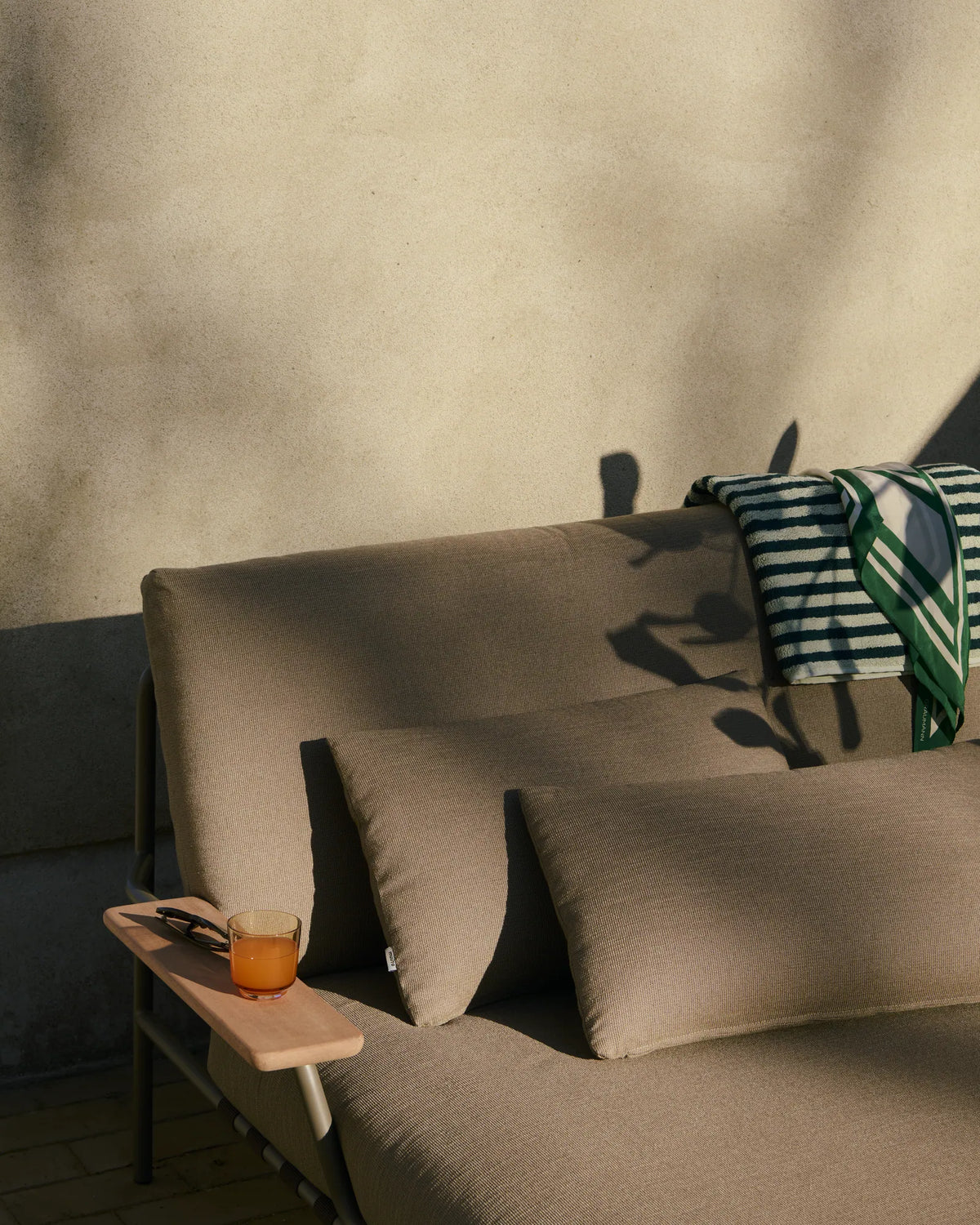 Muuto Settle utendørs daybed med armlene. Velg tekstil
