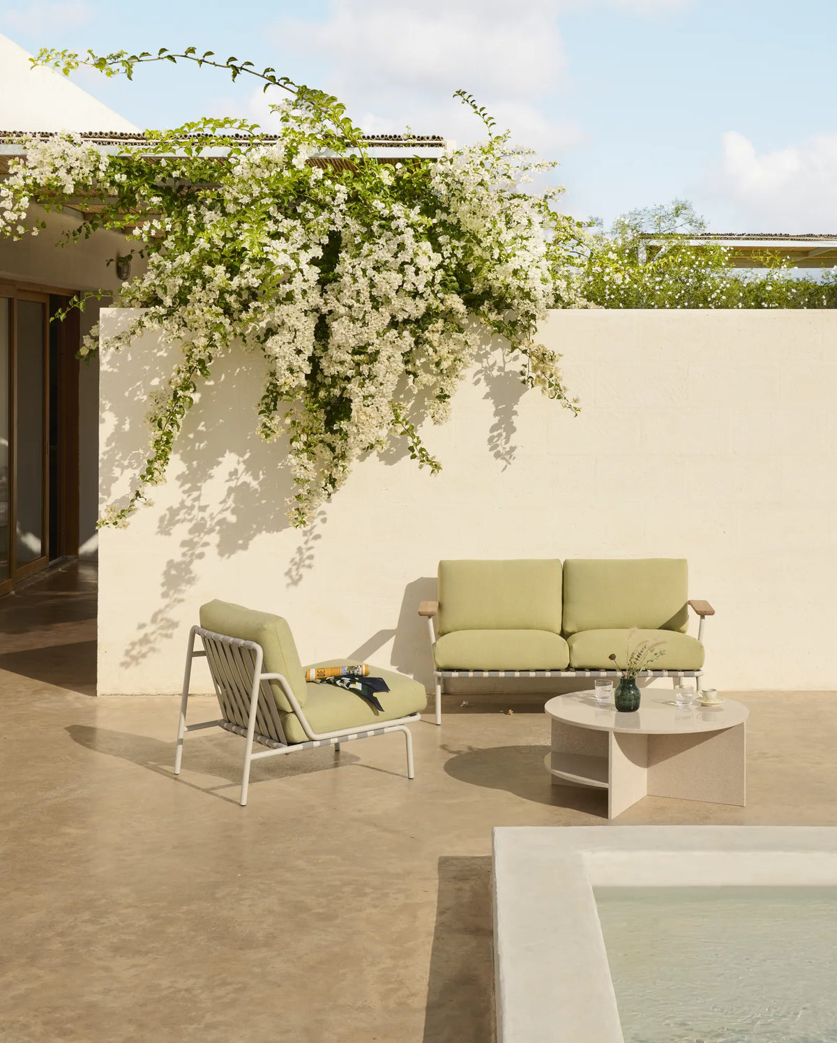 Muuto Settle utesofa 2-seter med armlener. Velg tekstil