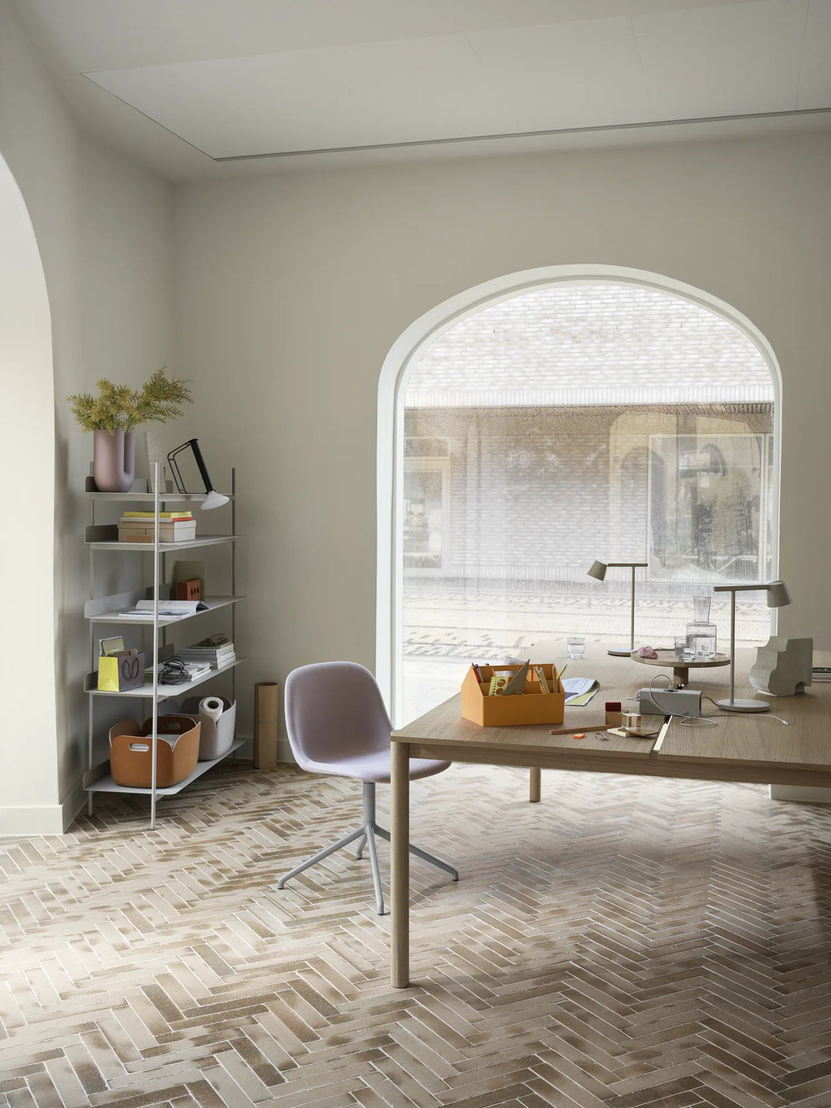 Muuto Fiber Side Chair spisestol med svingbart understell, polstret. Velg tekstil