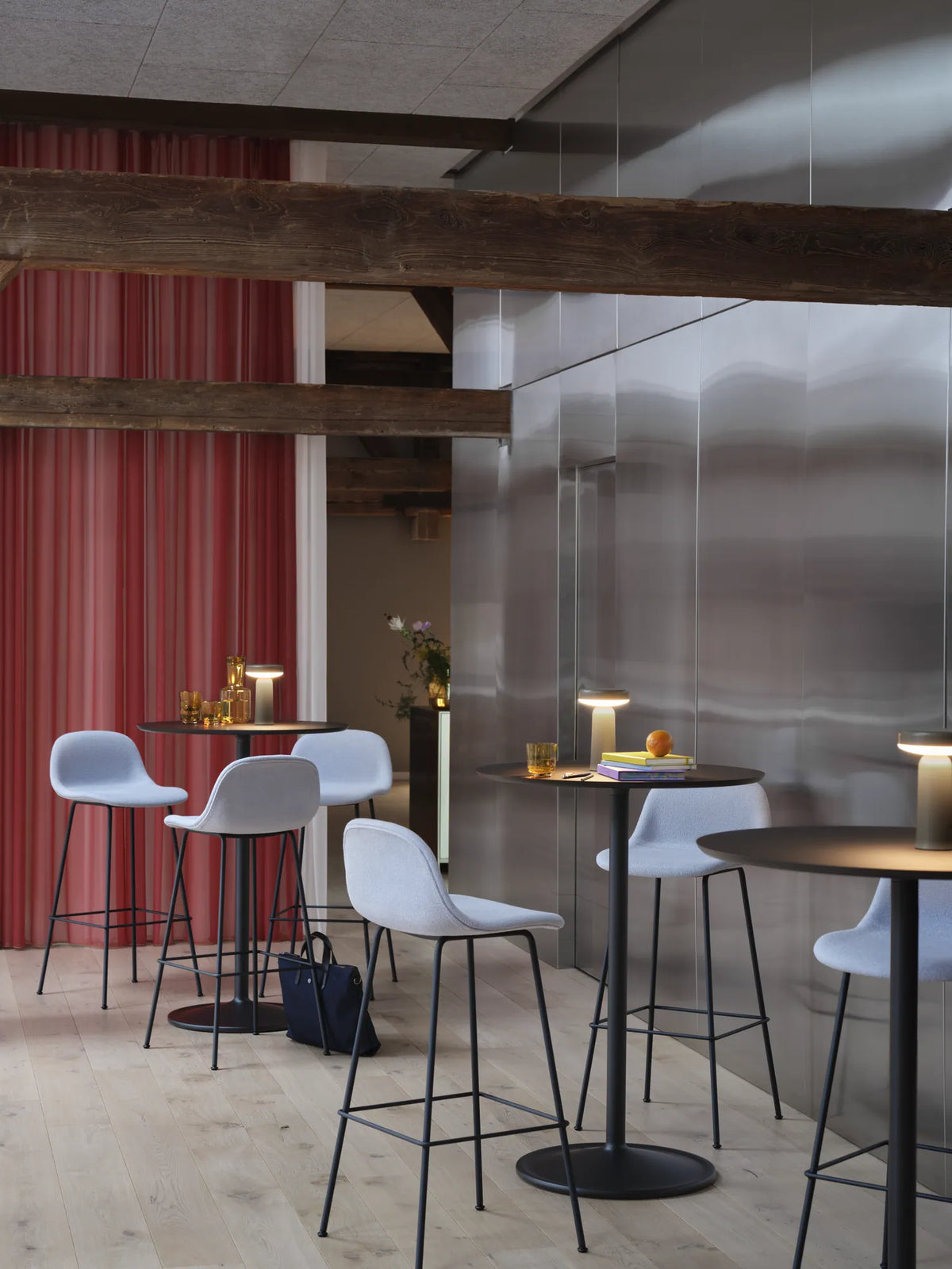 Muuto Fiber Bar Stool barstol H75 med rørunderstell, uten rygg, polstret. Velg tekstil