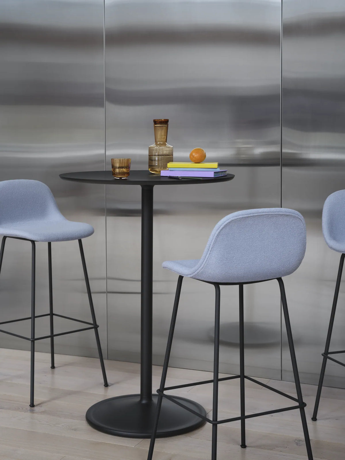 Muuto Fiber Bar Stool barstol H75 med rørunderstell, uten rygg, polstret. Velg tekstil