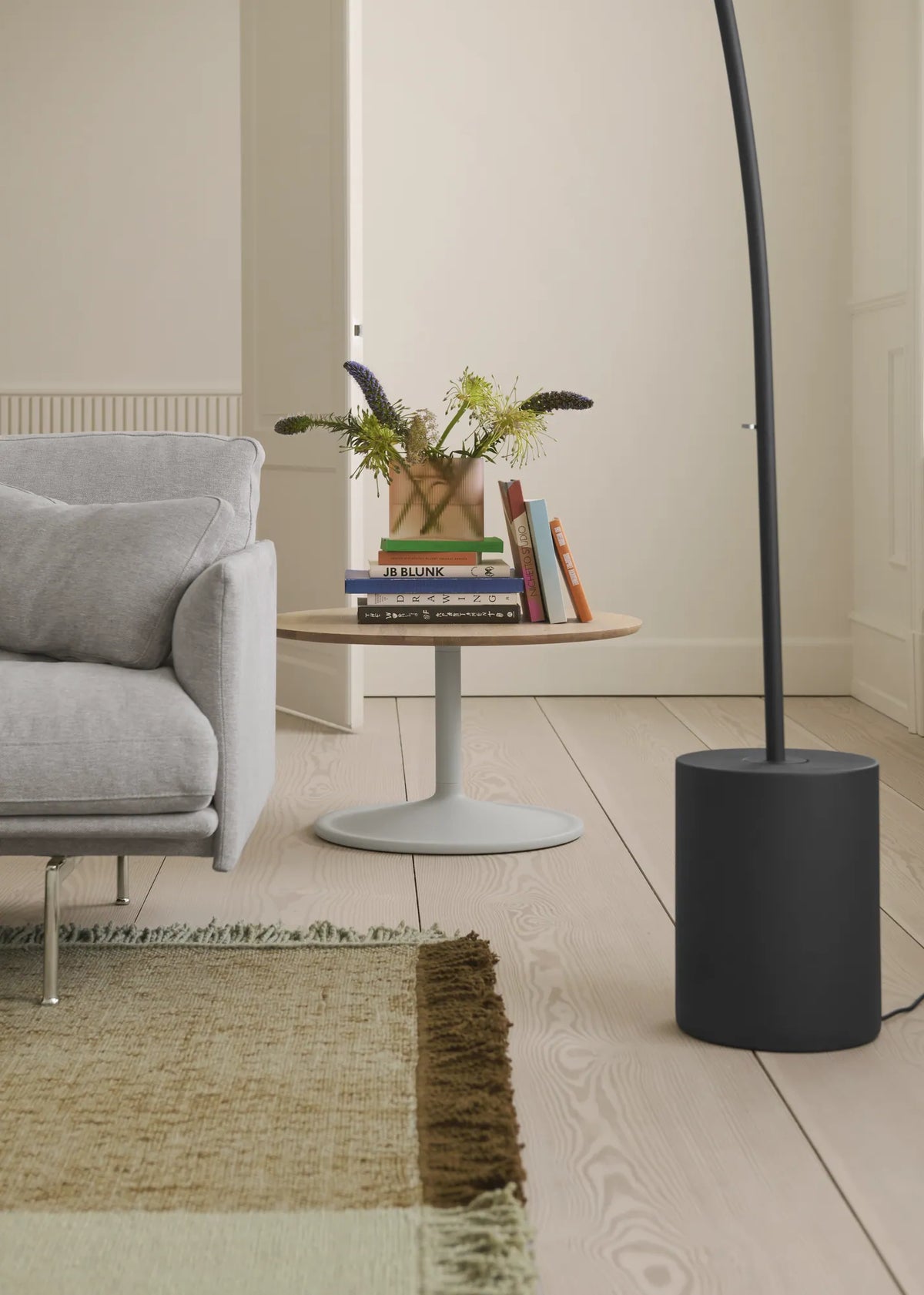 Muuto Contra gulvlampe. Anthracite Black