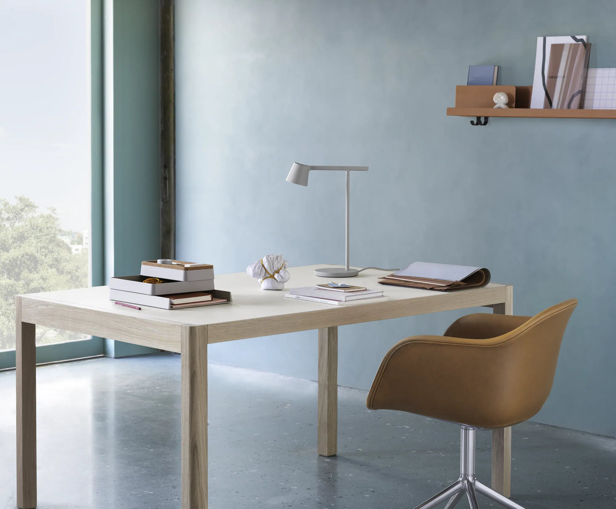 Muuto Fiber Armchair stol med armlener og svingbart understell, frontpolstret. Velg tekstil