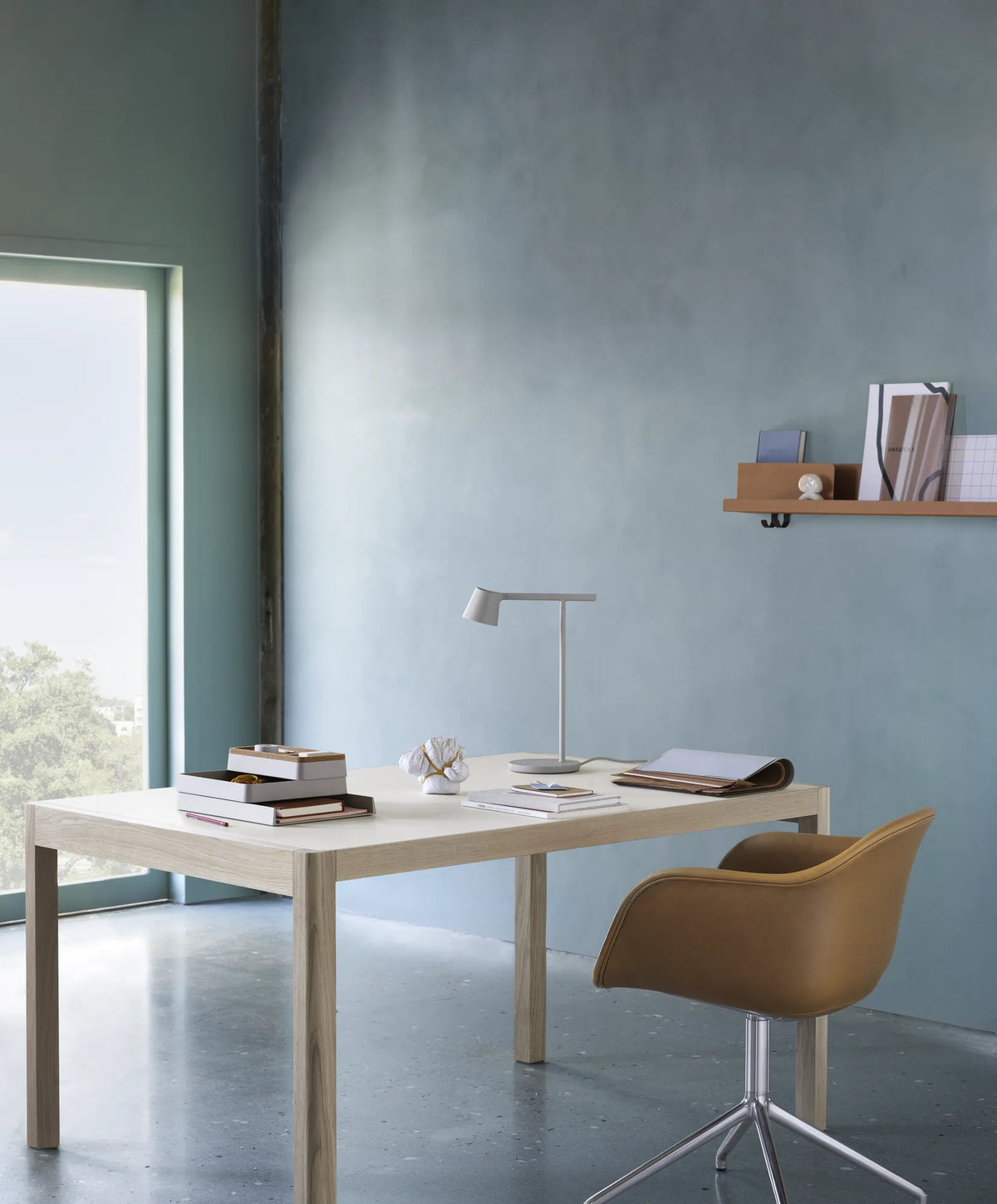Muuto Fiber Armchair stol med armlener og svingbart understell, uten polstring. Velg understell og funksjon