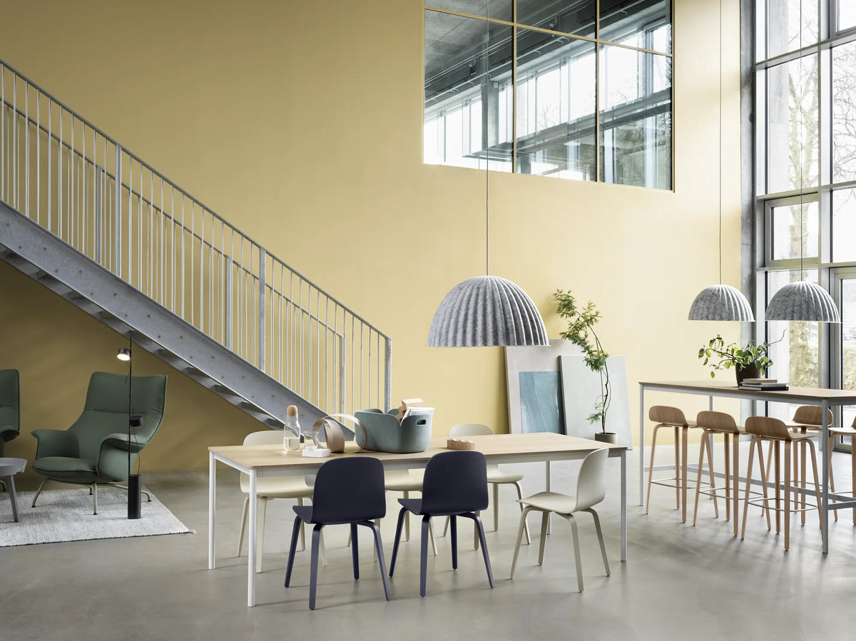Muuto Visu Bar Stool barstol H75 med trebein, uten polstring. Velg sete og glidere