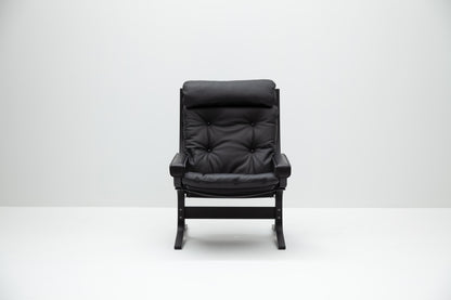 LK Hjelle Siesta Classic lav lenestol med armlen. Velg tekstil og treverk.