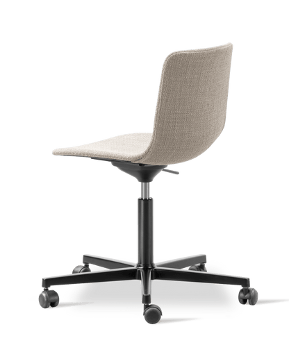 Fredericia Pato Office Chair fullpolstret. Velg tekstil