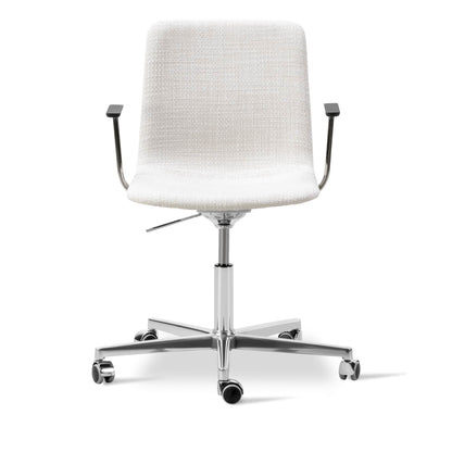 Fredericia Pato Executive Armchair høydejusterbar dreiefot. Velg tekstil