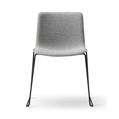 Fredericia Pato Sledge Chair fullpolstret. Velg tekstil