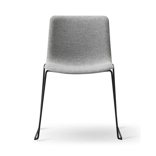 Fredericia Pato Sledge Chair fullpolstret. Velg tekstil