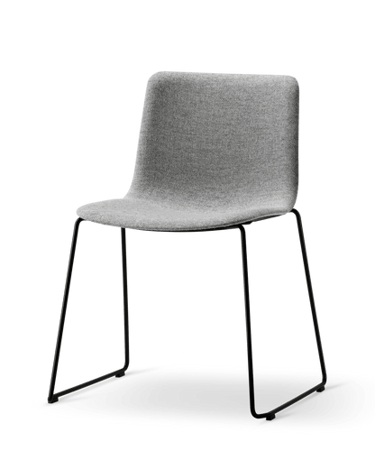 Fredericia Pato Sledge Chair fullpolstret. Velg tekstil