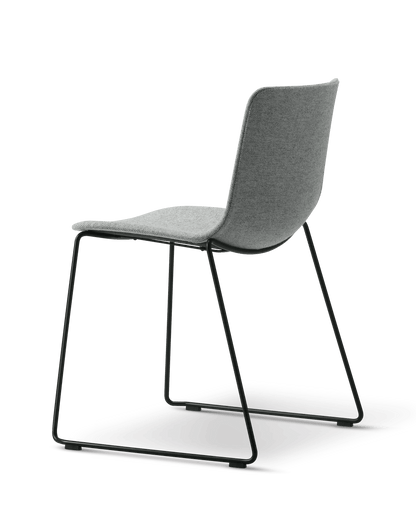 Fredericia Pato Sledge Chair fullpolstret. Velg tekstil