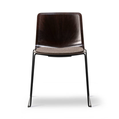 Fredericia Pato Paper Sledge Chair setepolstret. Velg tekstil og skall