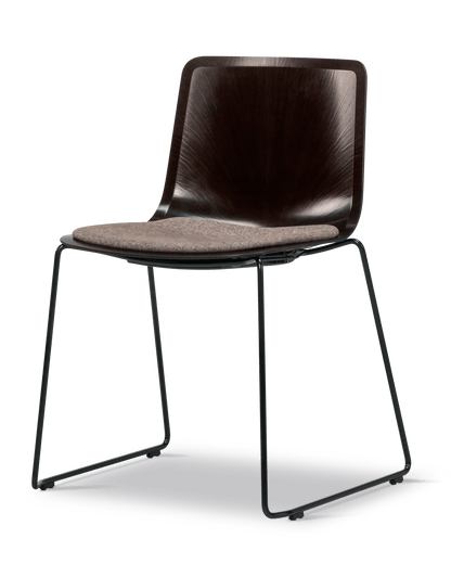 Fredericia Pato Paper Sledge Chair setepolstret. Velg tekstil og skall