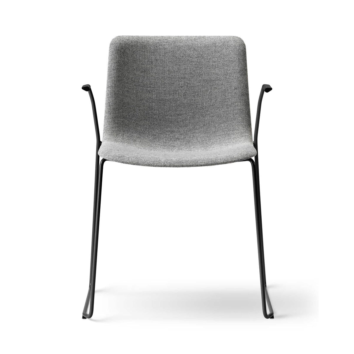 Fredericia Pato Sledge Armchair fullpolstret. Velg tekstil