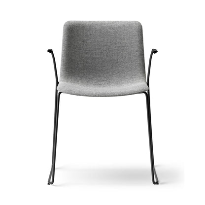 Fredericia Pato Sledge Armchair fullpolstret. Velg tekstil