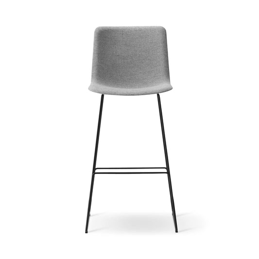 Fredericia Pato Sledge Barstool fullpolstret. Velg tekstil