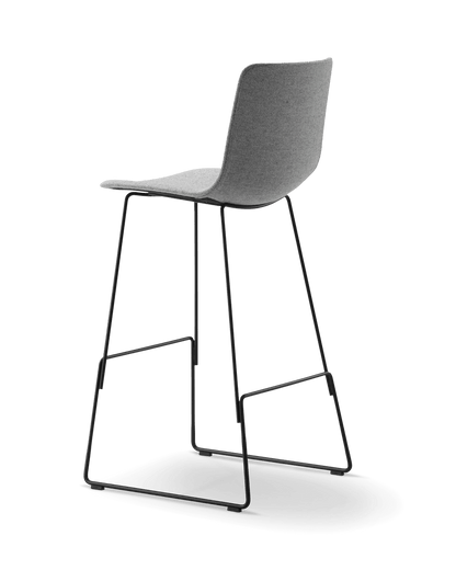 Fredericia Pato Sledge Barstool fullpolstret. Velg tekstil