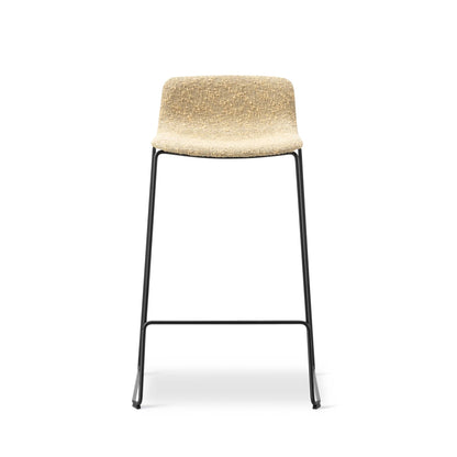 Fredericia Pato Sledge Stool fullpolstret. Velg tekstil