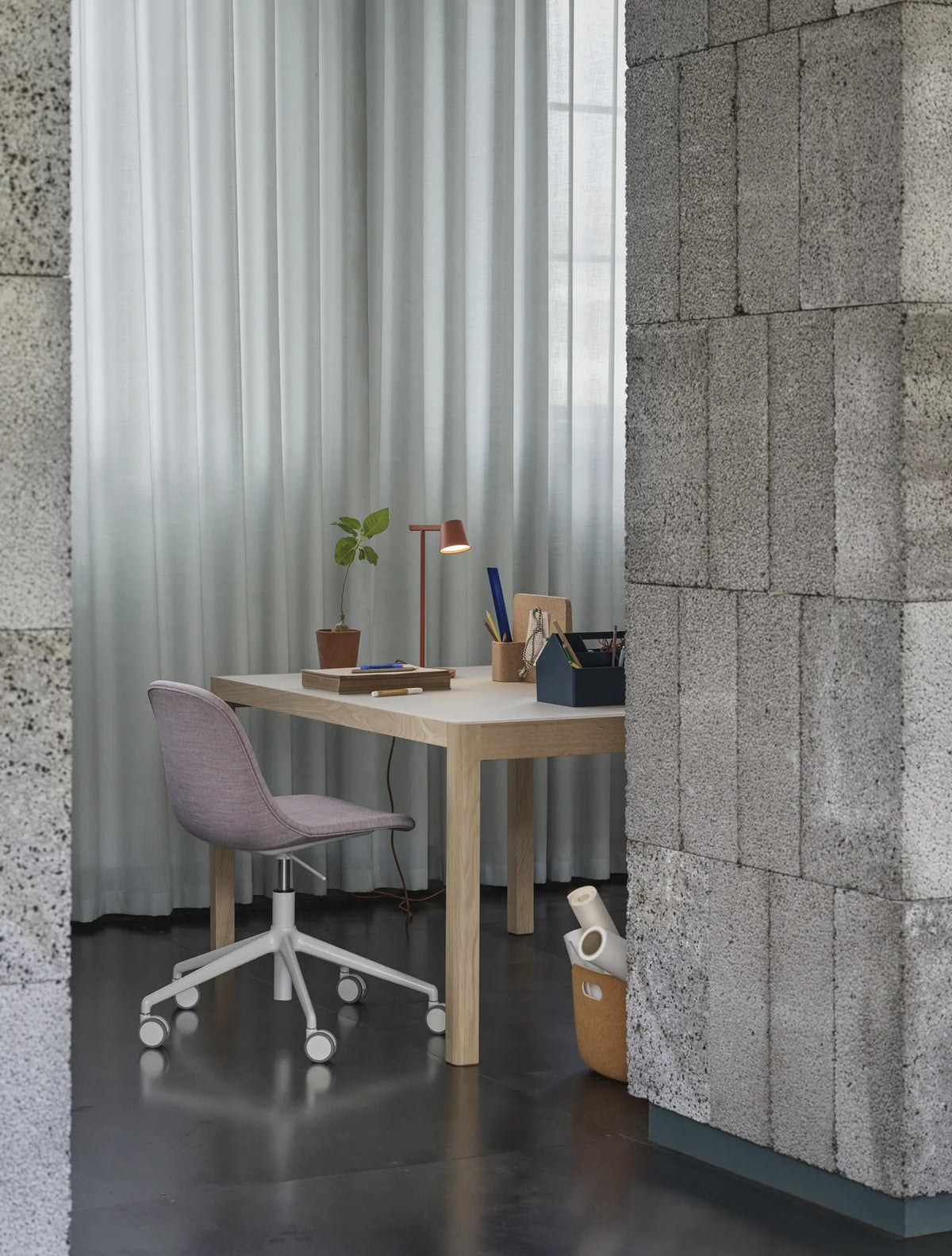 Muuto Fiber Side Chair spisestol med svingbart understell, uten polstring. Velg understell og funksjon