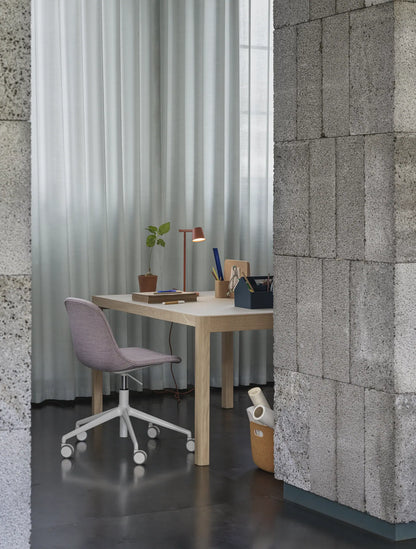 Muuto Fiber Side Chair spisestol med svingbart understell, polstret. Velg tekstil