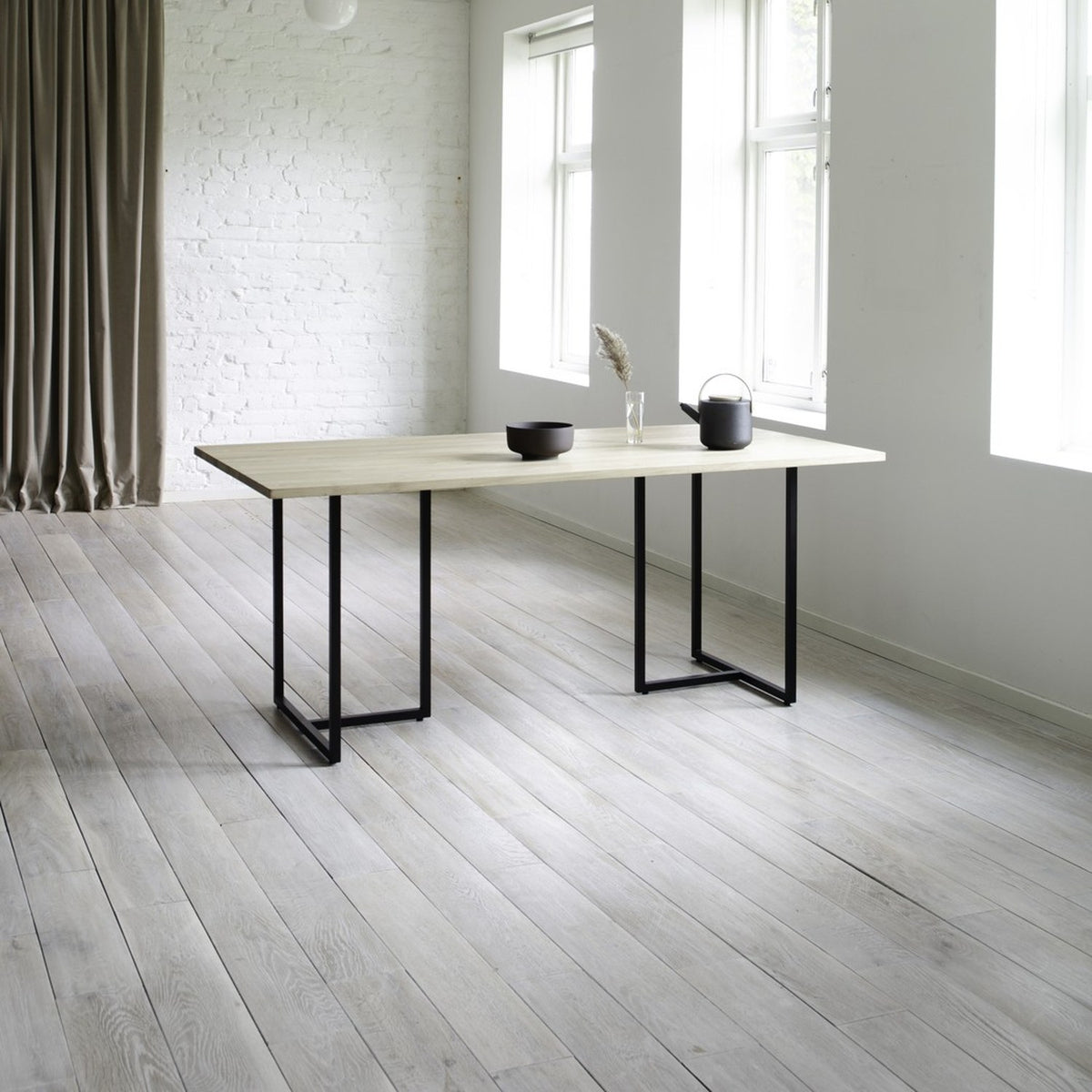 Ygg&Lyng T-bordet spisebord i heltre eik