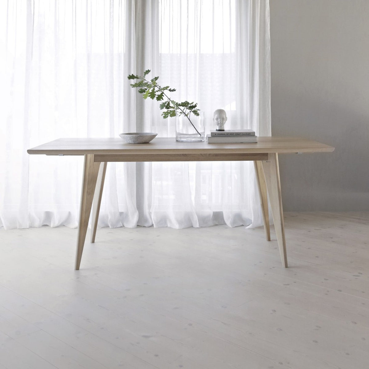 Ygg&Lyng Viken spisebord i heltre eik