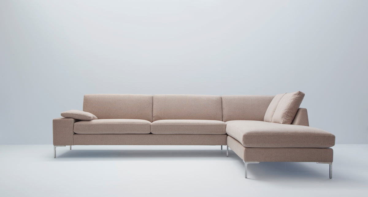 LK Hjelle Arena sofa med liten chaiselounge (L 206 x D 156 cm). Velg tekstil og armbredde