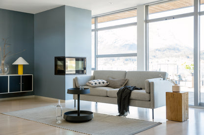 LK Hjelle Arena sofa med stor chaiselounge (L 232 x D 222 cm). Velg tekstil og armbredde